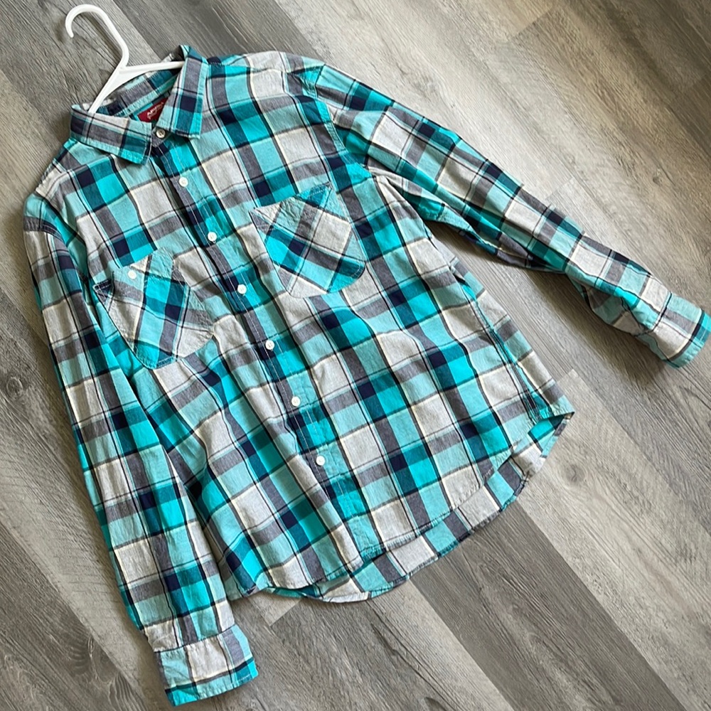 Arizona Jeans long sleeve button up shirt *Bundle this up and send me an offer!*